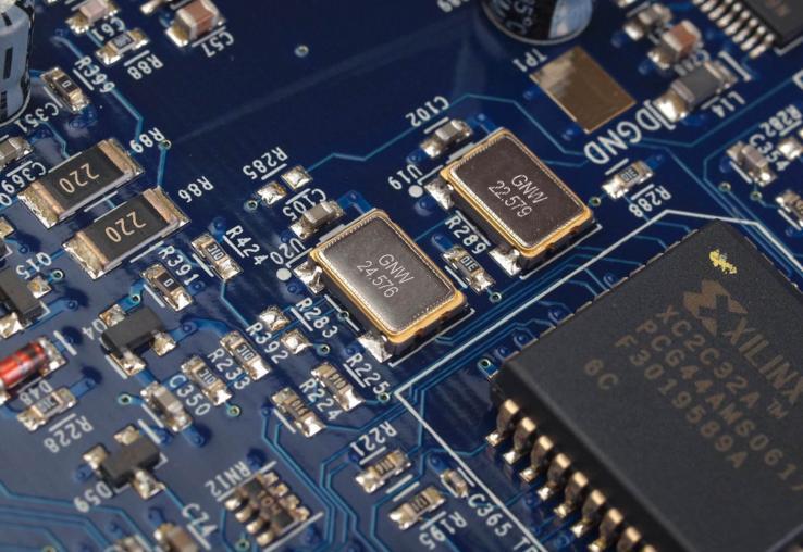 Exploring the difference and relationship between Crystals and Oscillators